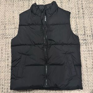 Black youth size 8 Old Navy vest. Excellent condition